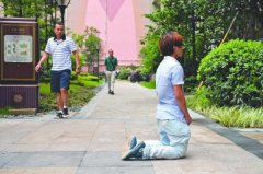 小伙见网友后吵架 跪7小时女子未现身