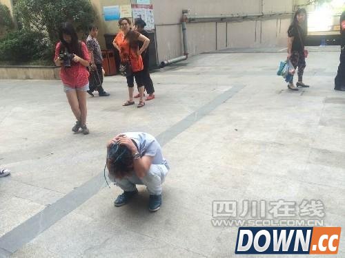 小伙见游戏女友后吵架 跪7小时女子不现身