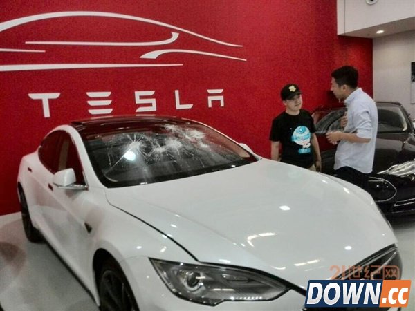 土豪怒了！车主维权未果狂砸特斯拉