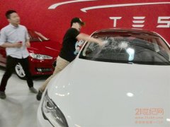 土豪车主维权未果狂砸特斯拉