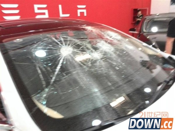土豪怒了！车主维权未果狂砸特斯拉