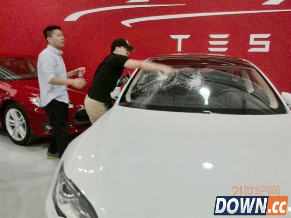 土豪怒了！车主维权未果狂砸特斯拉