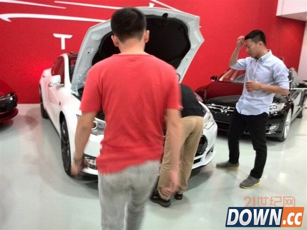 土豪怒了！车主维权未果狂砸特斯拉