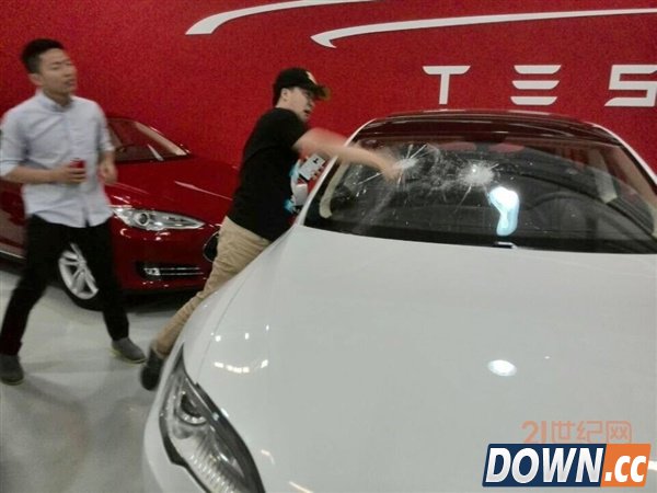 土豪怒了！车主维权未果狂砸特斯拉