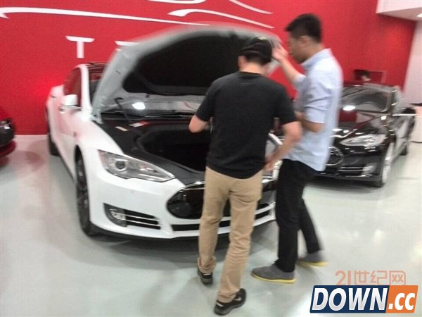 土豪怒了！车主维权未果狂砸特斯拉