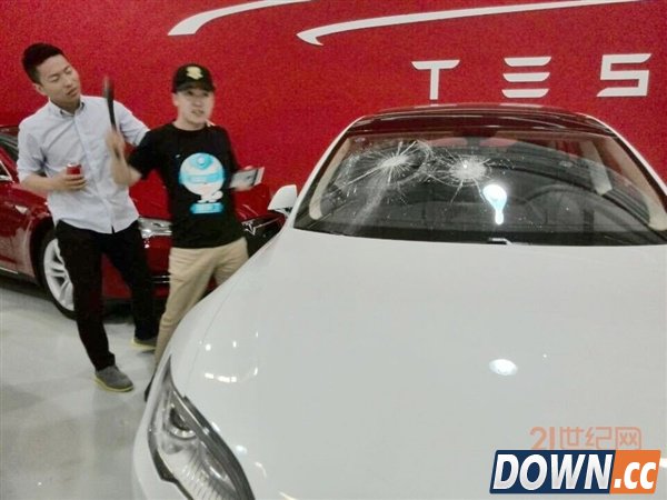 土豪怒了！车主维权未果狂砸特斯拉