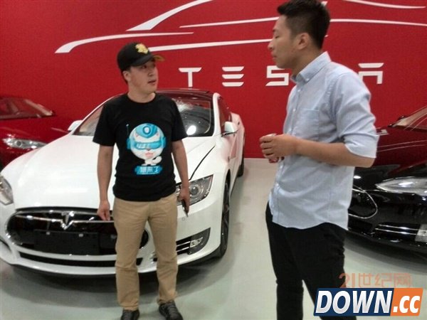 土豪怒了！车主维权未果狂砸特斯拉