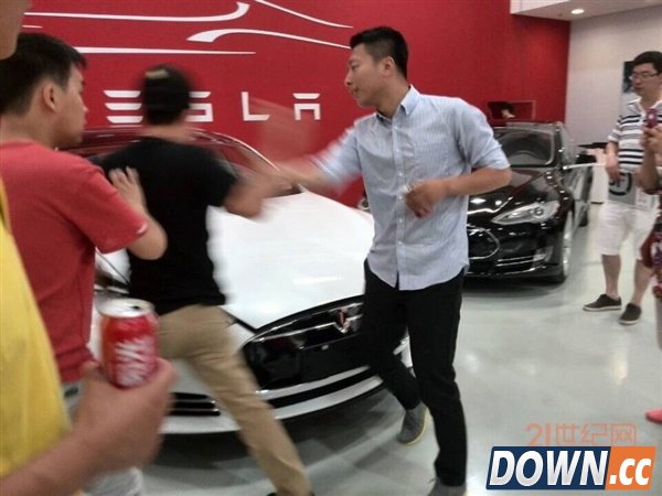 土豪怒了！车主维权未果狂砸特斯拉