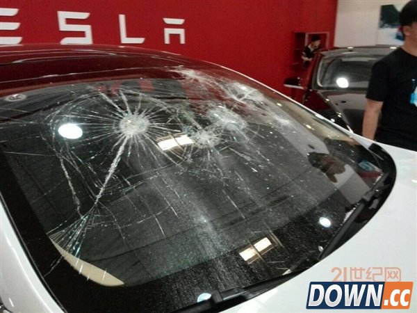 土豪怒了！车主维权未果狂砸特斯拉