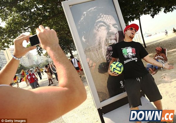 苏亚雷斯咬人帽子戏法 PS高手们玩疯了