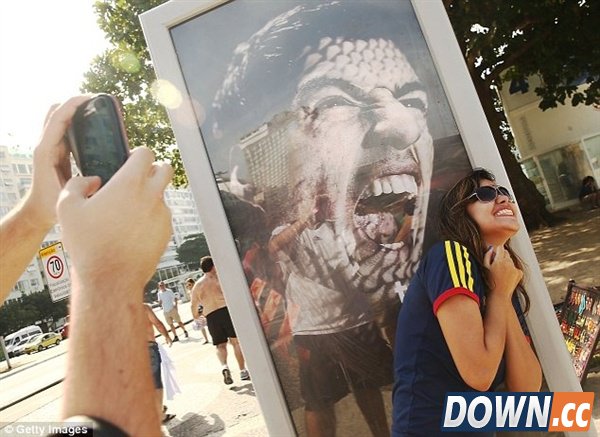 苏亚雷斯咬人帽子戏法 PS高手们玩疯了