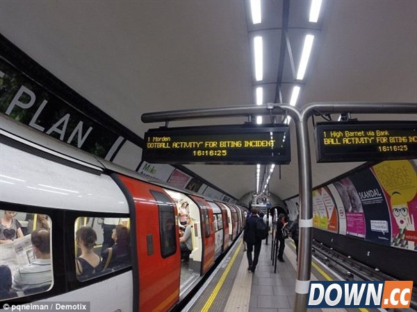 苏亚雷斯咬人帽子戏法 PS高手们玩疯了