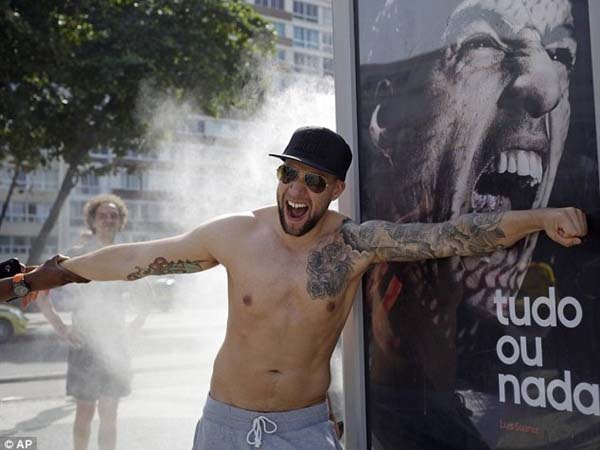 苏亚雷斯咬人 PS高手们玩疯了