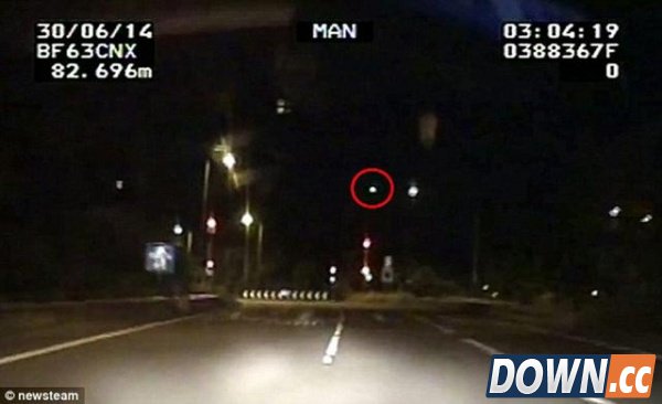 英国警方凌晨拍到神秘火球划过天空