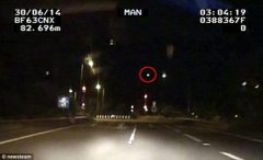 英国警方拍到神秘火球划过天空
