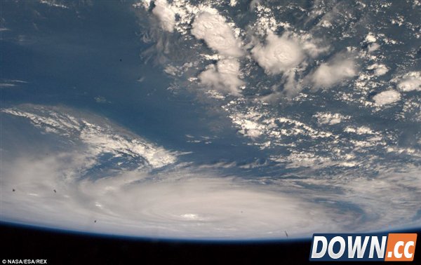 震撼太空照:日本遭超级台风“浣熊”蹂躏