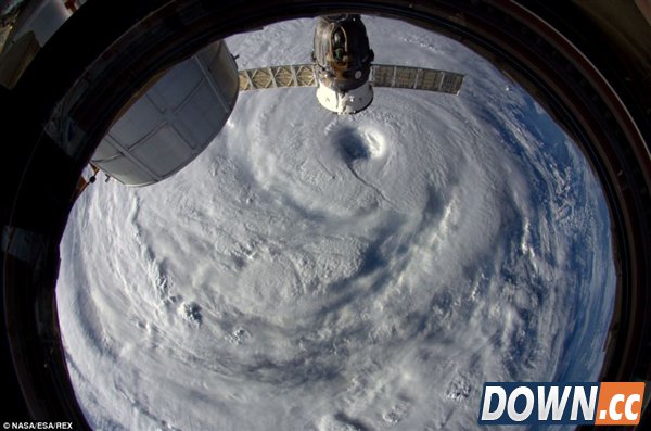 震撼太空照:日本遭超级台风“浣熊”蹂躏