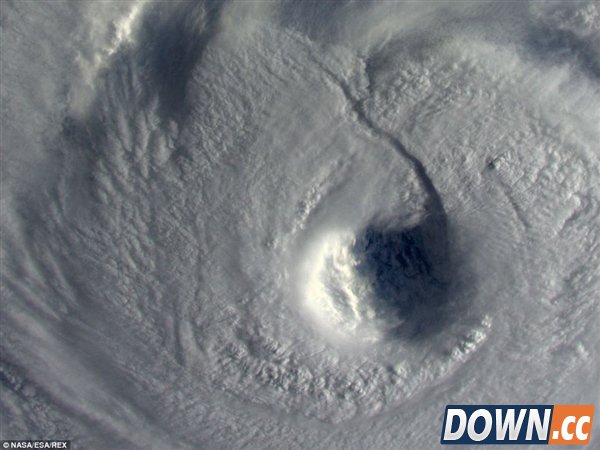 震撼太空照:日本遭超级台风“浣熊”蹂躏