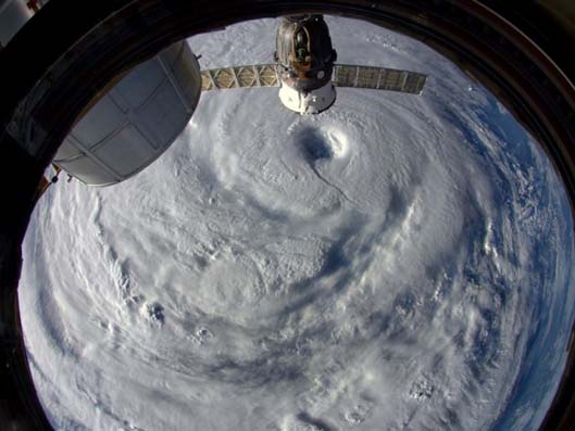 震撼太空照：超级台风“浣熊”肆虐韩国日本