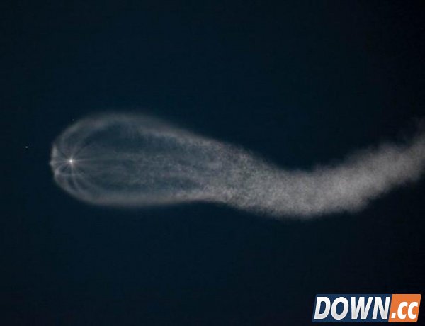 俄罗斯发射火箭形成巨大“空中水母”奇观