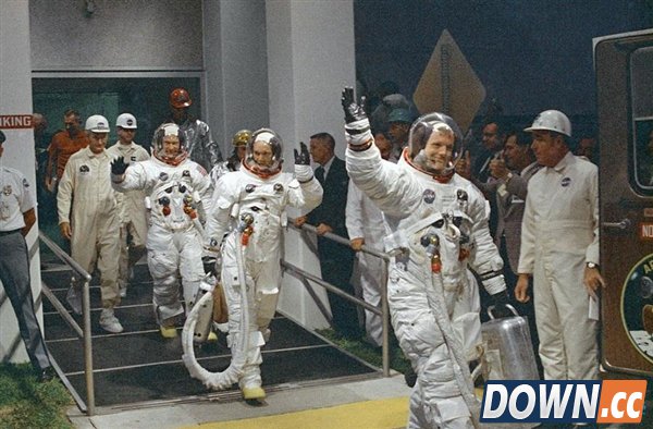 重温历史时刻:美国登月45周年珍贵照片展