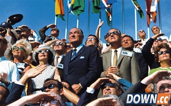 重温历史时刻:美国登月45周年珍贵照片展