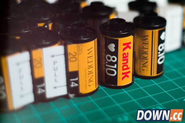 创意DIY:将旧胶卷筒改造成婚礼请柬