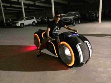 南京小伙花百万买电影里的道具摩托车