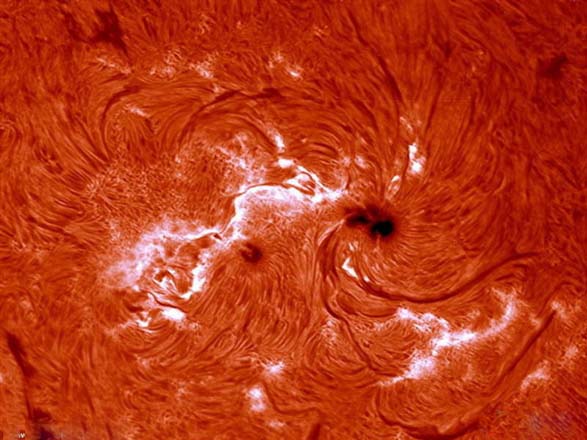 英七旬老人在自家花园拍摄太阳耀斑