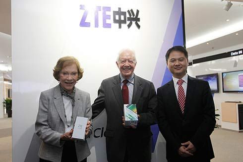 中兴“智”造“国礼手机亮相上合峰会