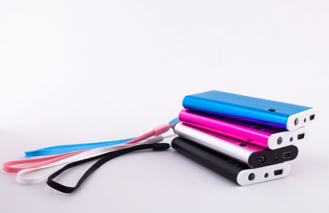 开车使用谷歌眼镜也危险 移动电源变移动炸弹