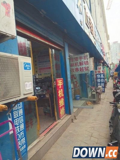 一些回收二手手机的店铺经营业务多种多样(图片来源:大河报)
