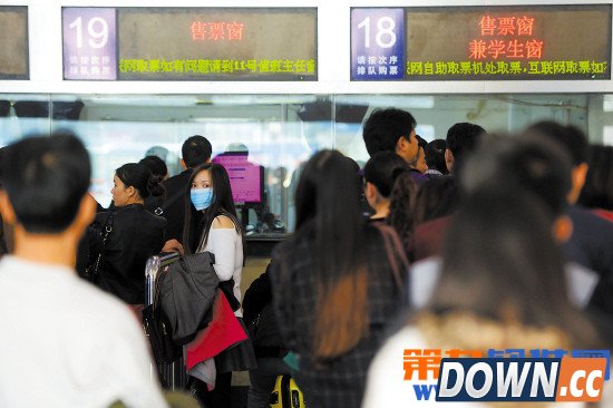 春运一票难求现“囤票族” 12306回应不违反实名制规则