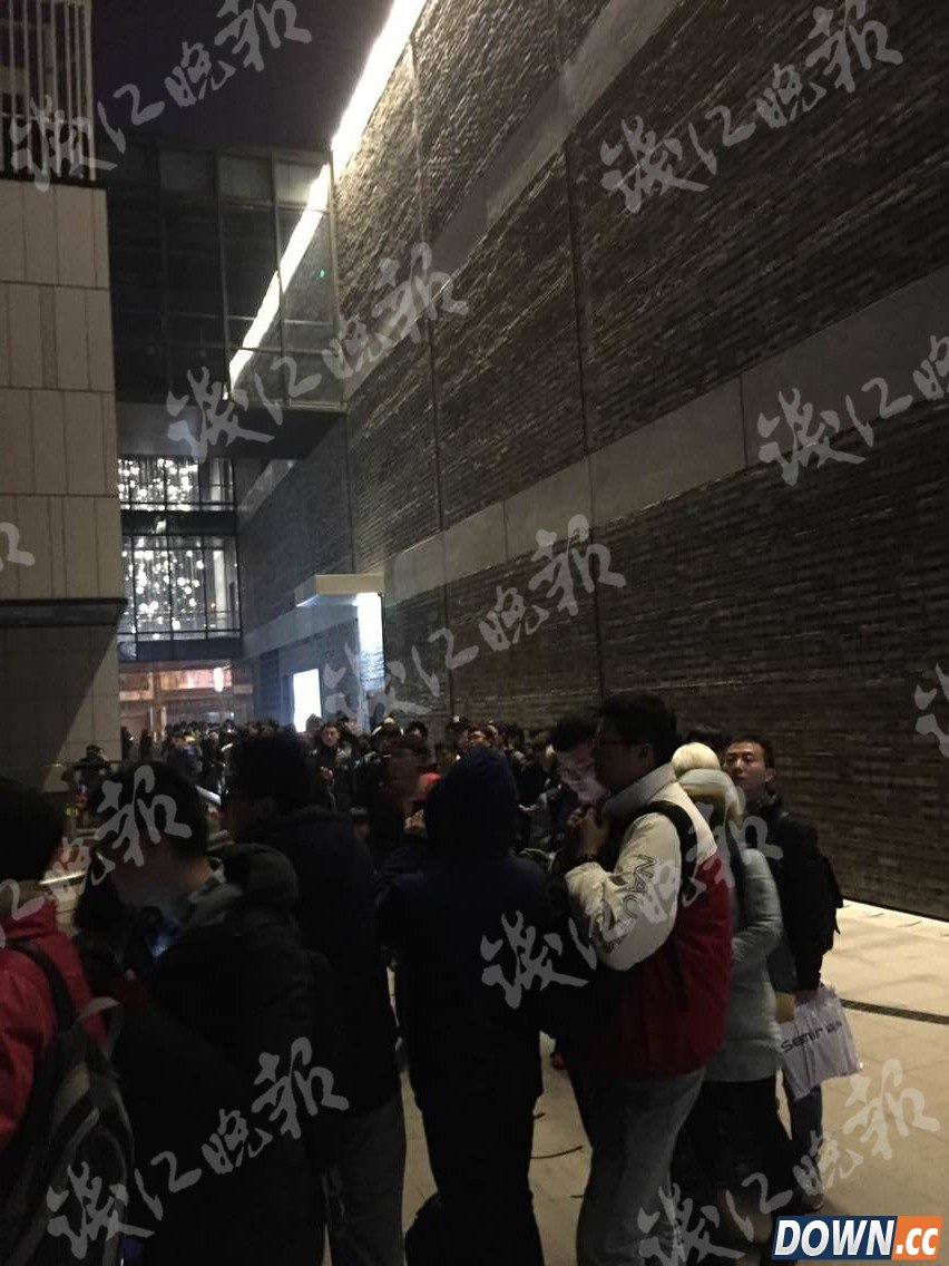亚洲最大苹果店今日开业 人龙排过两条街实行交通管制