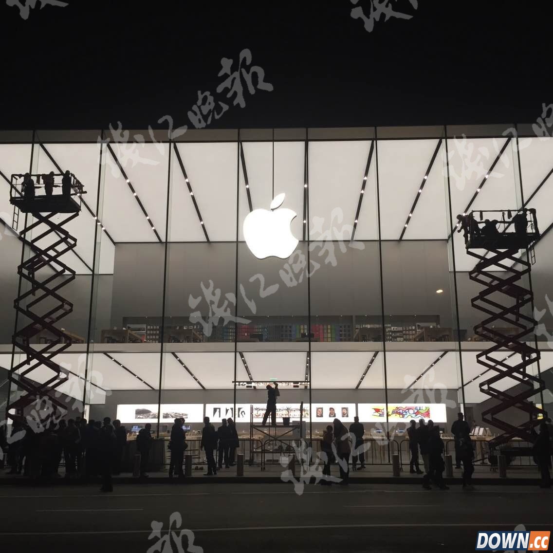 亚洲最大苹果店今日开业 人龙排过两条街实行交通管制