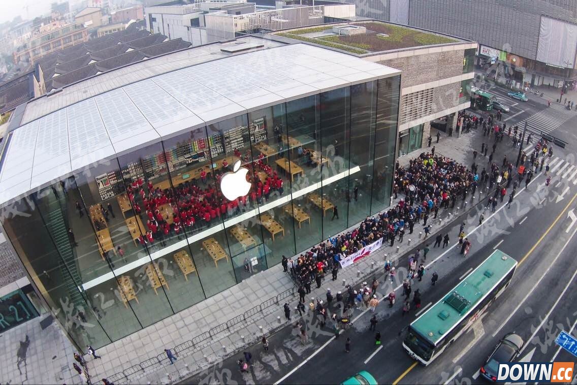 亚洲最大苹果店今日开业 人龙排过两条街实行交通管制