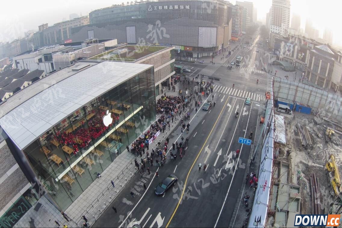 亚洲最大苹果店今日开业 人龙排过两条街实行交通管制
