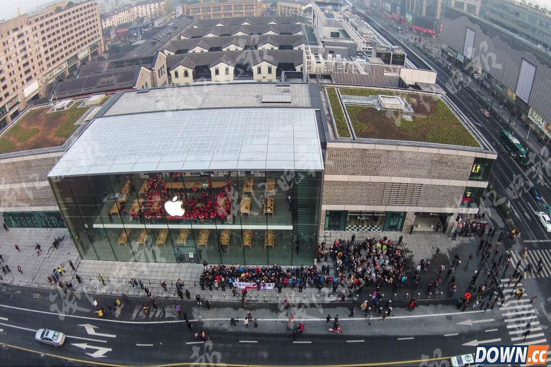 亚洲最大苹果店今日开业 人龙排过两条街实行交通管制