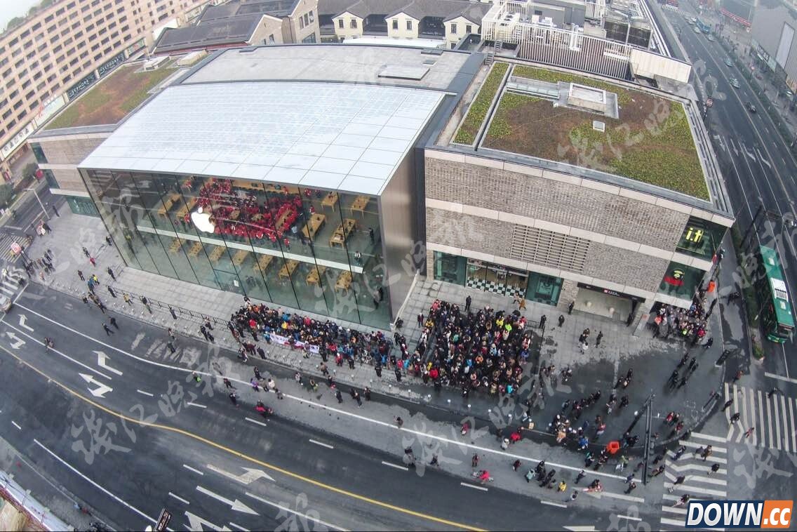 亚洲最大苹果店今日开业 人龙排过两条街实行交通管制