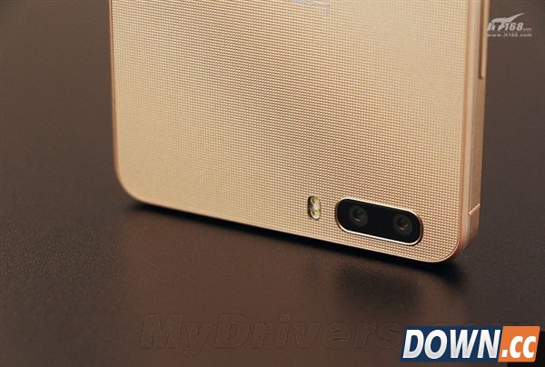 闪瞎眼：华为荣耀6 Plus土豪金版真机图赏