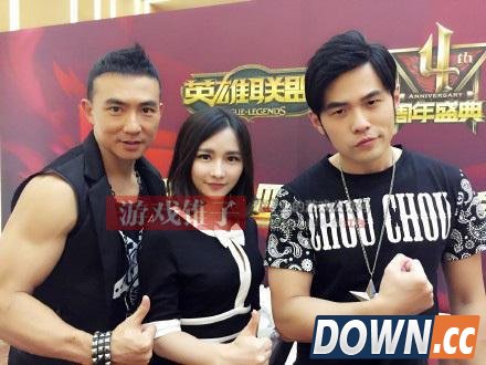 LOL甜心主播Miss与周杰伦比肌肉，网友调侃不看肌肉看胸肌