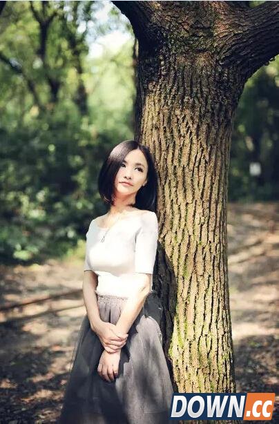 LOL甜心主播Miss与周杰伦比肌肉，网友调侃不看肌肉看胸肌