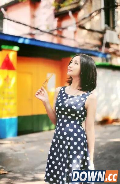 LOL甜心主播Miss与周杰伦比肌肉，网友调侃不看肌肉看胸肌