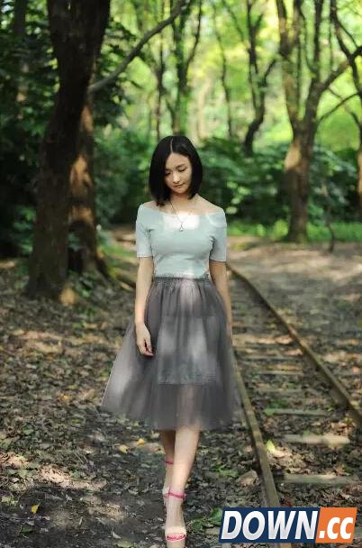 LOL甜心主播Miss与周杰伦比肌肉，网友调侃不看肌肉看胸肌