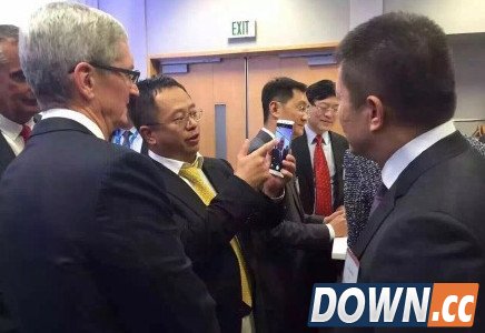 中美互联网论坛周鸿祎向库克展示奇酷手机