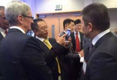 360周鸿祎与苹果CEO库克展示奇酷手机照片图集