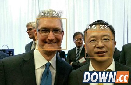 中美互联网论坛周鸿祎向库克展示奇酷手机