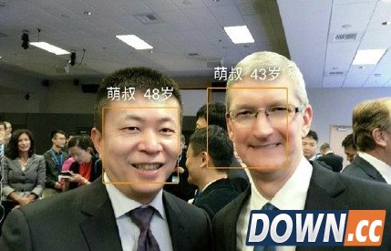 中美互联网论坛周鸿祎向库克展示奇酷手机