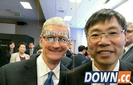 中美互联网论坛周鸿祎向库克展示奇酷手机