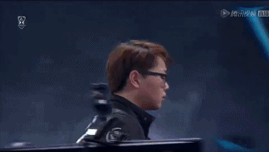 英雄联盟S5首日掠影,LOL知名解说调侃iG投降之战!